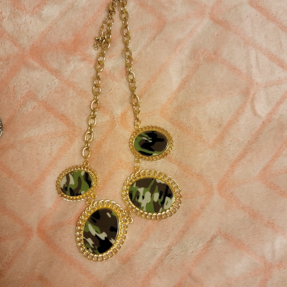Camoflouge Necklace 18" Gold & green camo